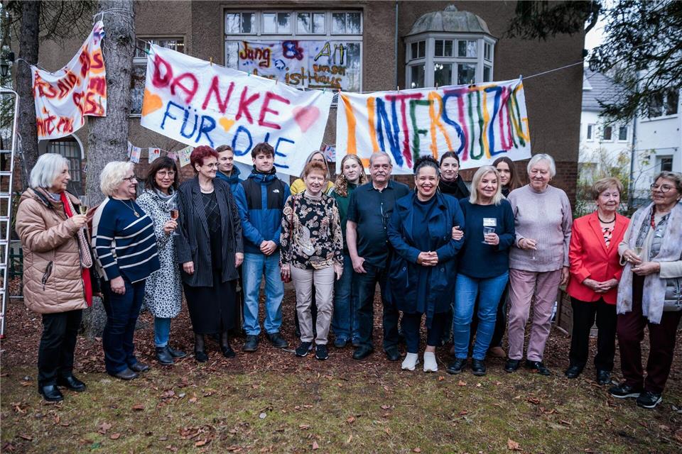 Vor 13 Jahren wurden sie als Hausbesetzer bekannt, nun haben die Senioren wohl auch längerfristig Sicherheit über den Fortbestand der Begegnungsstätte „Stille Straße“. Carsten Koall/dpa