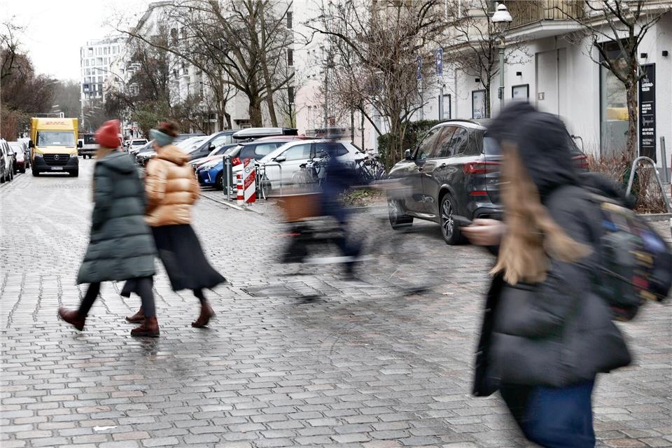 Vor 130 Jahren kam es zum weltweit ersten tödlichen Autounfall einer Fußgängerin in London. (Symbolbild)Carsten Koall/dpa