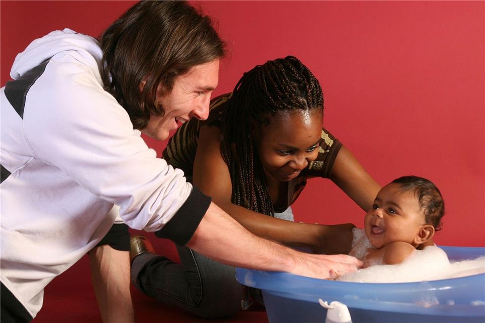 Vor 19 Jahren: Lamine Yamal als Baby mit seiner Mutter und Lionel Messi. (Archivbild)Joan Monfort/MONFJ/AP/dpa