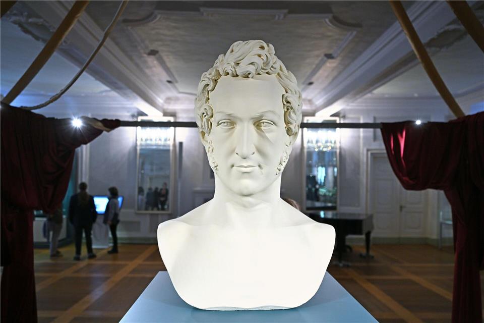 Vor 200 Jahren entstand das Doppelherzogtum Sachsen-Coburg und Gotha und der hier in einer Porträtbüste dargestellte Ernst I. von Sachen-Coburg und Gotha war dadurch für zwei Residenzen verantwortlich.Martin Schutt/dpa