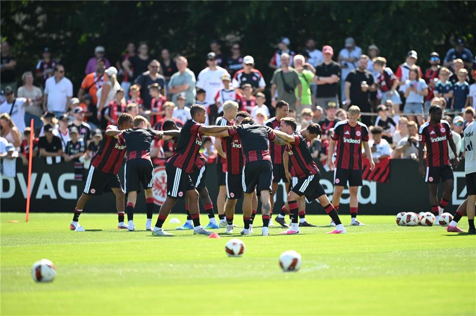 Vor 2.000 Fans absolvierte die Eintracht ihre erste öffentliche Trainingseinheit dieser Saison.Florian Wiegand/dpa