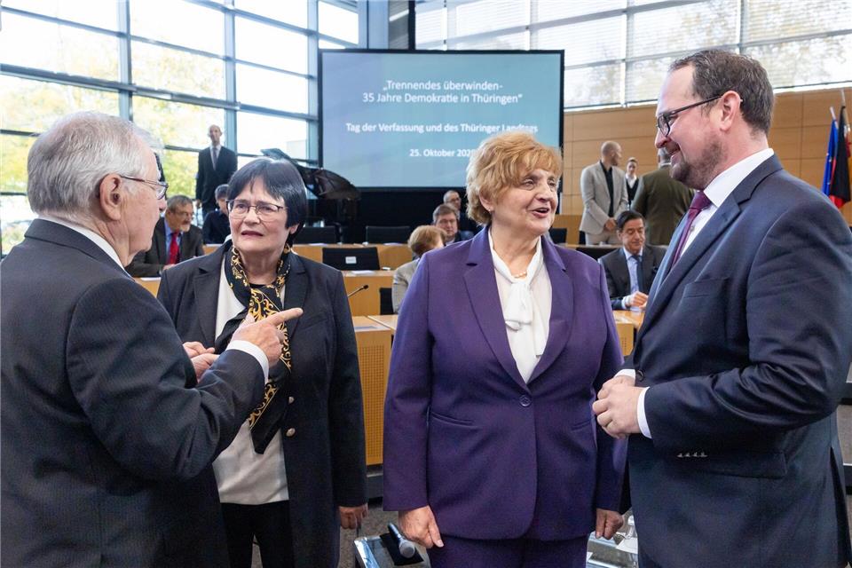 Landtagspräsident ruft zur Verteidigung der Demokratie auf Vor 35 Jahren hat sich in Thüringen der erste freigewählte Landtag nach der Wiedervereinigung konstituiert. Das Jubiläum wurde mit einem Festakt in Erfurt gewürdigt.Michael Reichel/dpa