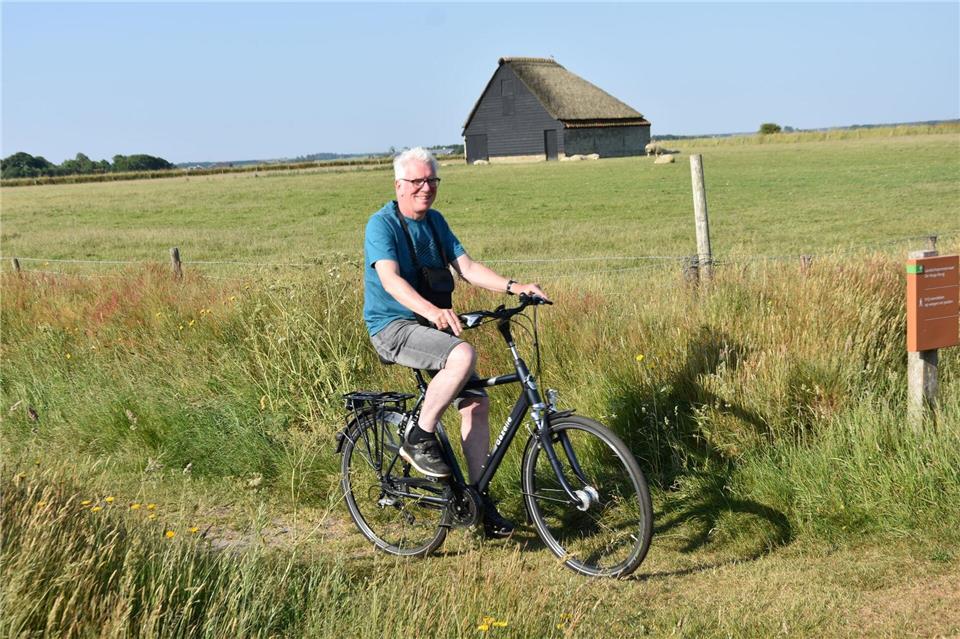 Texel für Foodies: Salzige Entdeckungen im Schafidyll Vor 36 Jahren kam Henk Slikker nach Texel. Mit dem Rad führt er Gäste umher.Texel Excursies/dpa-tmn