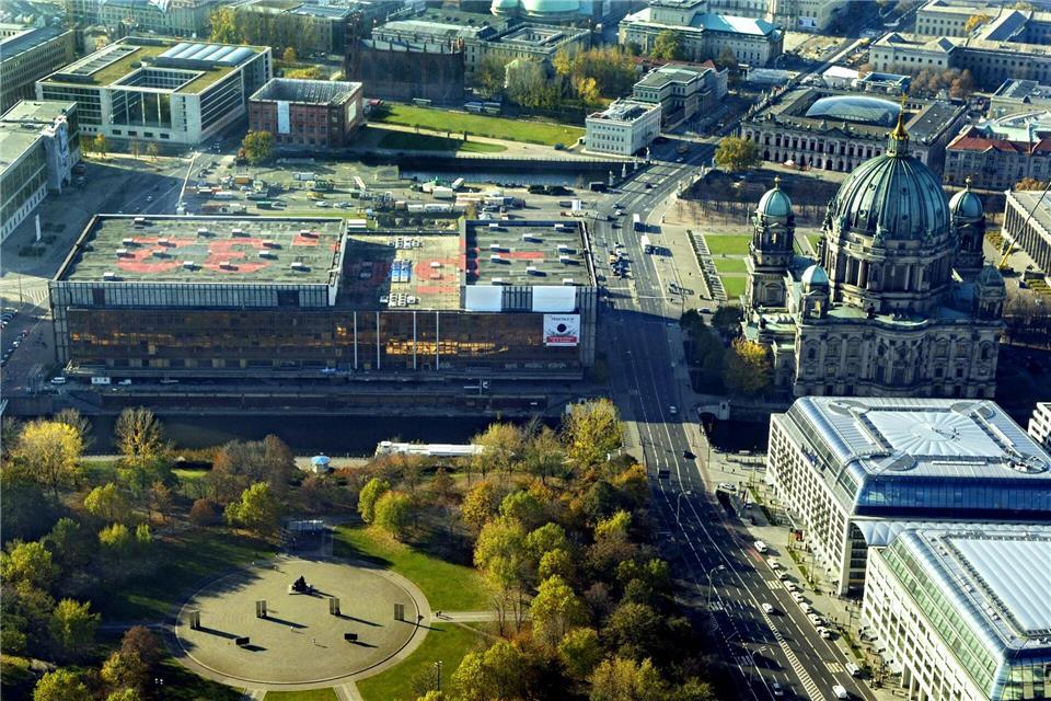 Vor 50 Jahren wurde der Palast der Republik eröffnet, inzwischen ist er abgerissen. (Archivbild)Patrick Lux/dpa