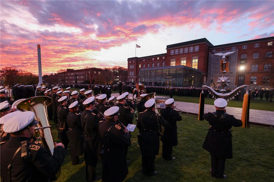 Vor 600 Angehörigen erhielten die Soldatinnen und Soldaten vor dem Landtag besondere Anerkennung.Christian Charisius/dpa