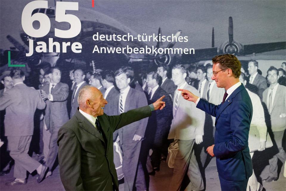 Vor 65 Jahren ist Sabri Aydin aus der Türkei nach Düsseldorf gekommen. NRW-Ministerpräsident Hendrik Wüst hat die Leistungen der Gastarbeiter gewürdigt.Henning Kaiser/dpa