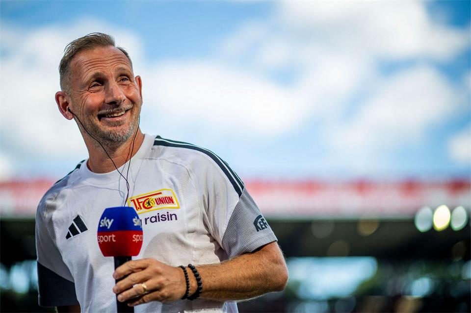 Vor Anpfiff gute Laune: Union Berlins Trainer Mauro Lustrinelli.Julius Frick/dpa