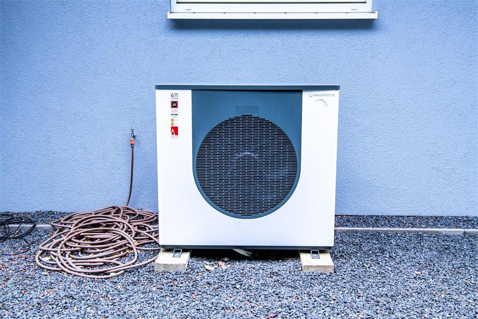 Vor Beginn der Heizperiode sollte die Wärmepumpe gereinigt werden, da verschmutzte Lüftungsgitter ihre Funktion beeinträchtigen können.picture alliance/dpa/dpa-tmn