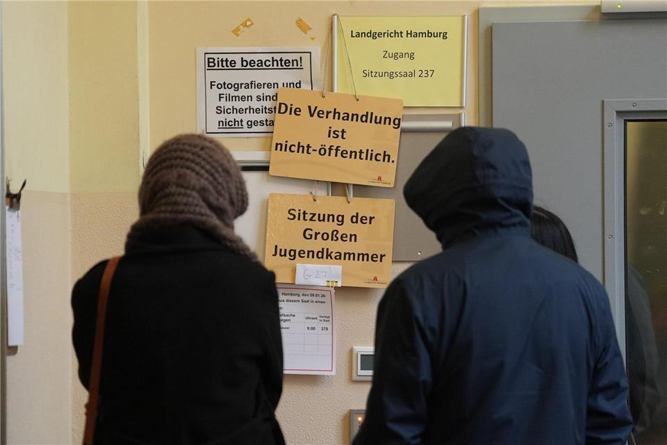 Vor Beginn der Verhandlungen finden sich auch zwei Angehörige des Angeklagten vor dem Gerichtsaal ein.Marcus Brandt/dpa