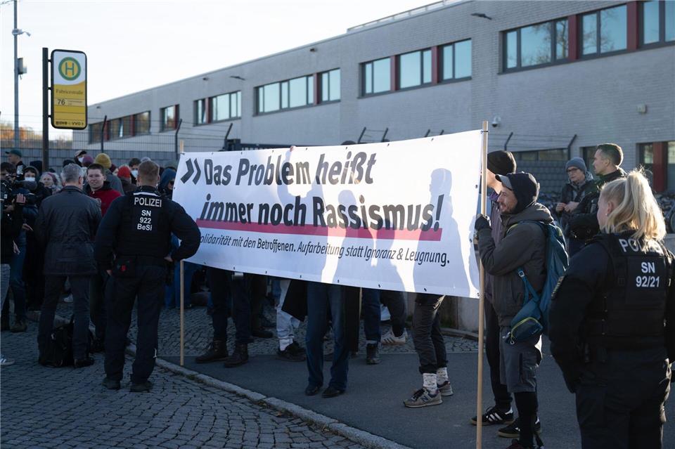Vor Beginn des Prozesses gegen die mutmaßliche NSU-Unterstützerin Susann E. protestieren Dutzende Menschen gegen Rassismus und Rechtsextremismus.Sebastian Kahnert/dpa