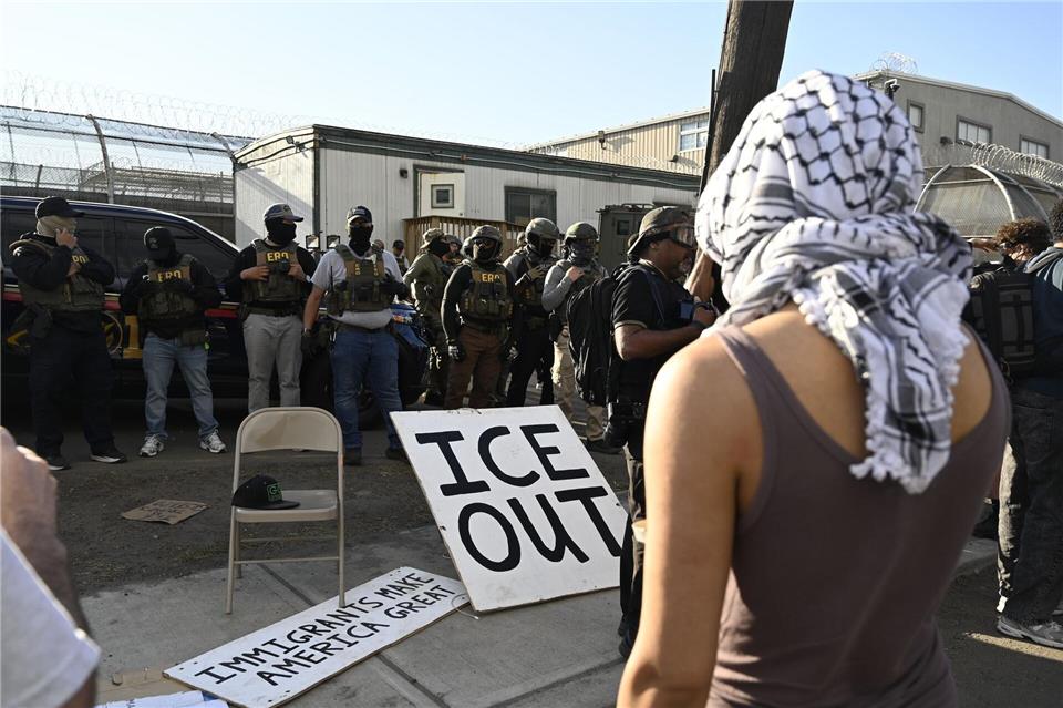 Vor Bundesbeamten der Einwanderungsbehörde ICE haben Demonstrierende ein großes Schild mit der Aufschrift „ICE out“ drapiert.Anne Pollmann/dpa