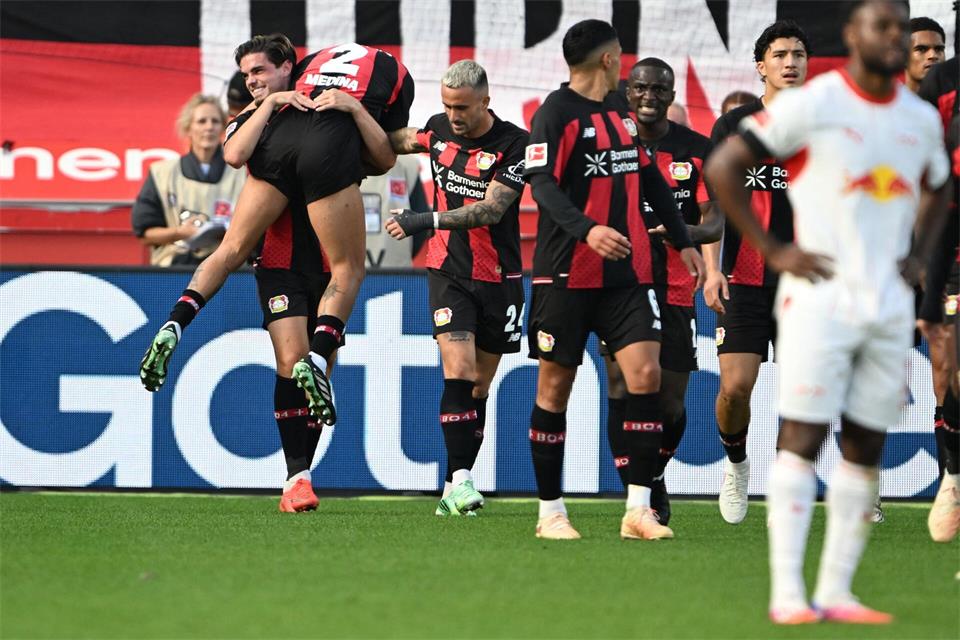 Vor Freude wird der eigene Mitspieler hochgehoben: Miguel Gutiérrez brachte Bayer auf die Siegerstraße. Federico Gambarini/dpa