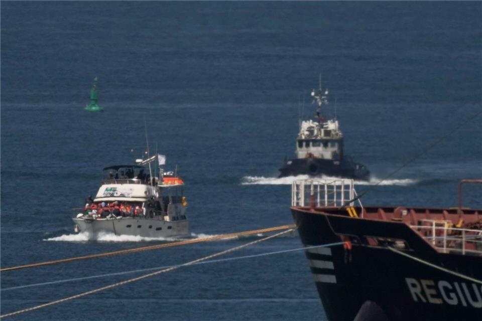 Vor Gaza: Israel eskortiert und stoppt Boote der Global Sumud Flotilla.Leo Correa/AP/dpa