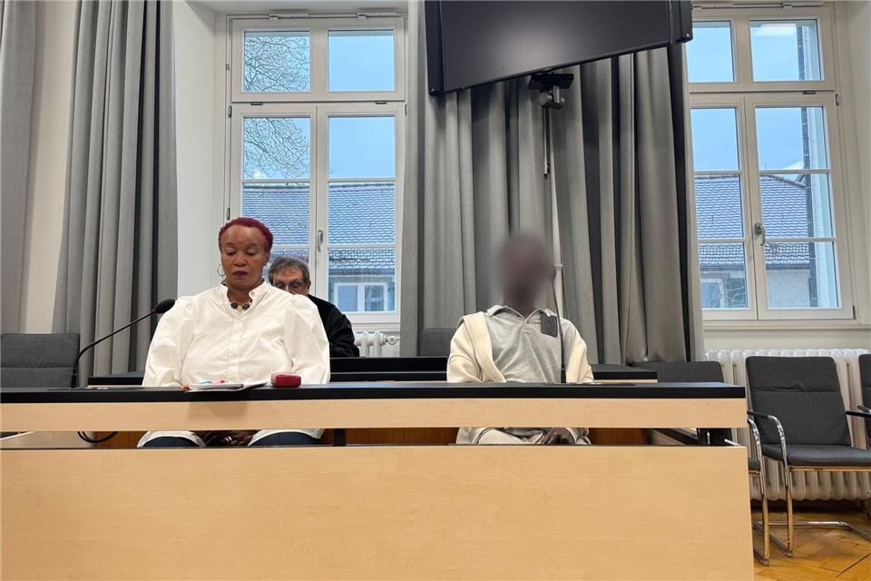 Nach Messerangriff: 32-Jähriger zu 13 Jahren Haft verurteilt Vor Gericht gestand der Angeklagte (rechts, neben einer Dolmetscherin auf der Anklagebank), zeigte aber keine Reue. (Archivbild)Aleksandra Bakmaz/dpa