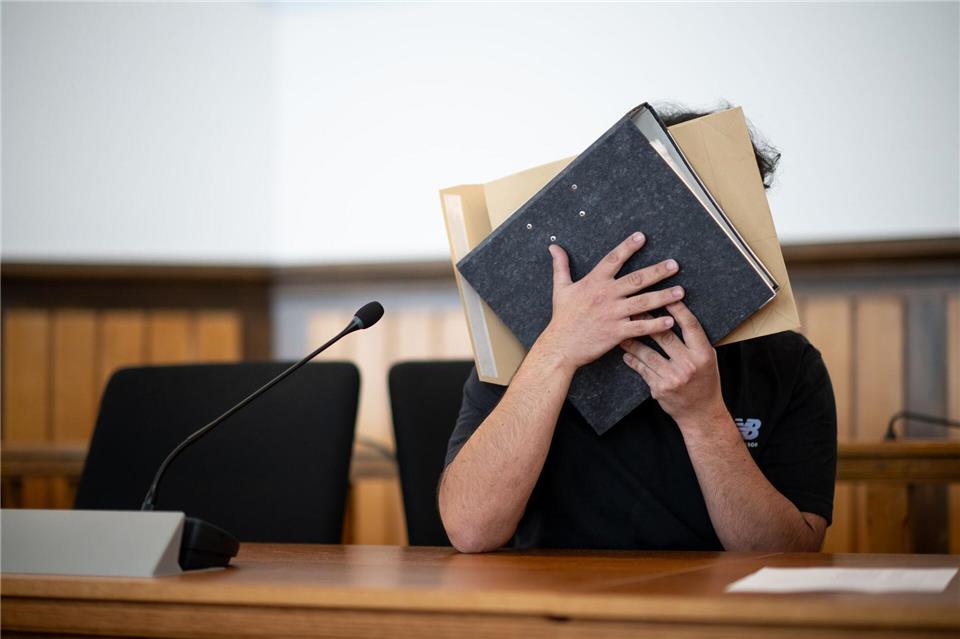 Vor Gericht hat der Angeklagte die Täuschung eingeräumt - aber bestritten, dass er jemandem schaden wollte. Fabian Strauch/dpa