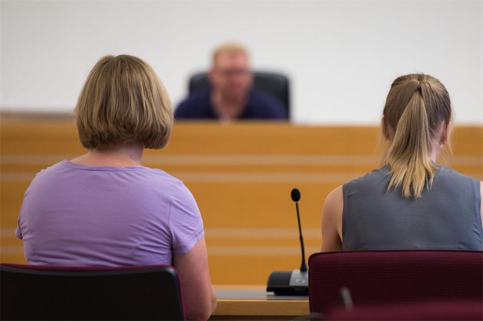 Vor Gericht immer eng an der Seite des Opfers: die psychosoziale Prozessbegleitung.Silas Stein/dpa/dpa-tmn