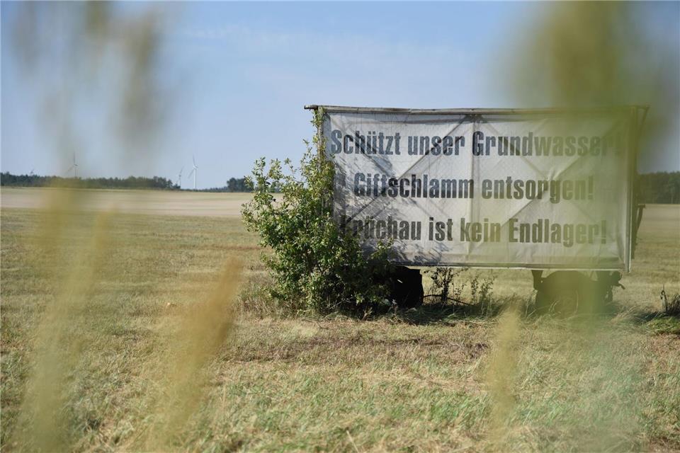 Vor Gericht wurde die geplante Einkapselung der Altlasten vorerst gestoppt. (Archivbild) Simon Kremer/dpa