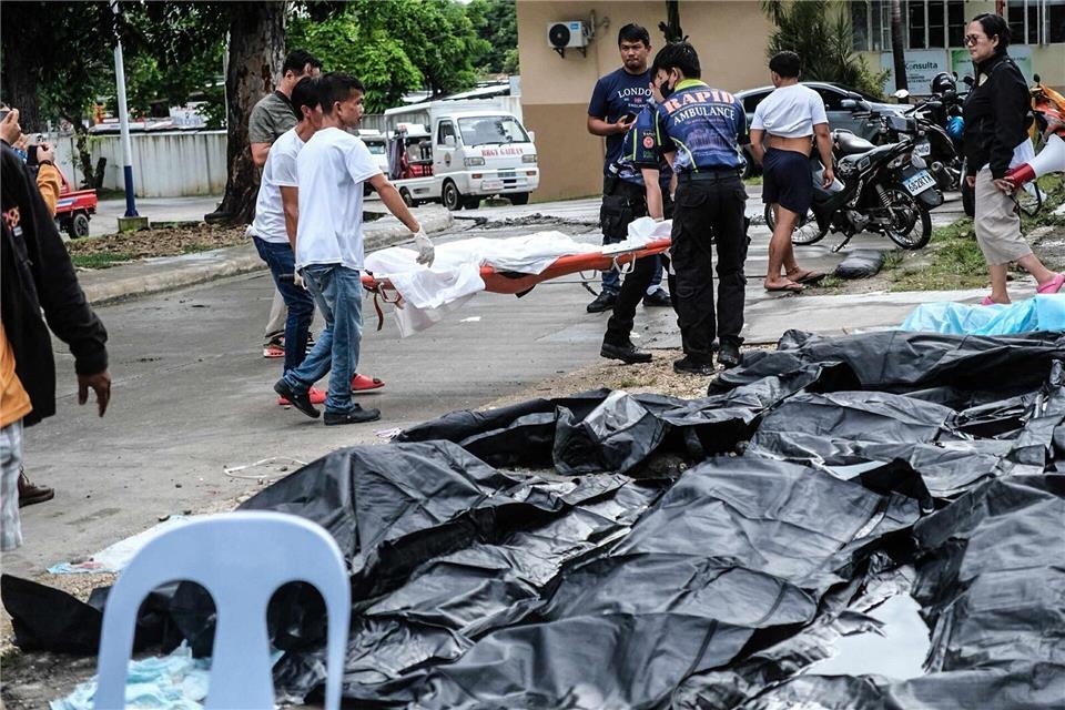 Vor Krankenhäusern in der Provinz Cebu waren Leichensäcke aufgereiht.Uncredited/AP/dpa