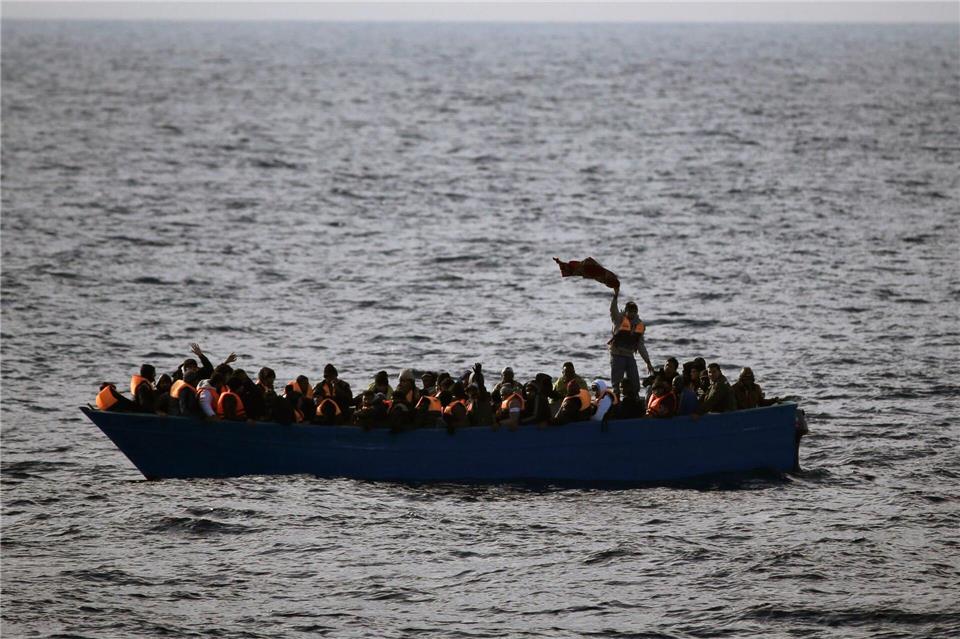 Vor Lampedusa ist ein Boot mit MIgranten gesunken - ein Kind wird vermisst. (Archivbild)Emilio Morenatti/AP/dpa