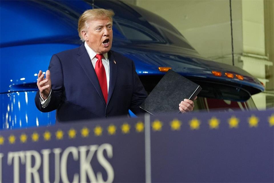 Vor Mitarbeitern eines Lastwagen-Herstellers preist Trump die eigene Arbeit, sagt aber auch, dass man sie vielleicht nicht gut verkaufe. Alex Brandon/AP/dpa