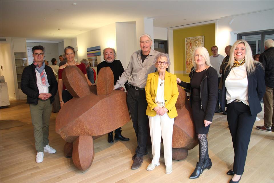 Vor Ort bei der Ausstellungseröffnung (v.l.) Dirk Kuhmann, neuer Bürgermeister, die Künstler Jill Kuhlmann, Martin Cornelis Schmidt, Ulrich Kuhlmann, Gastgeberin Luzie Hetkamp. Künstlerin Michaela Wetter und Maria Kowalsky, Vorsitzende des Ortsmarketings.