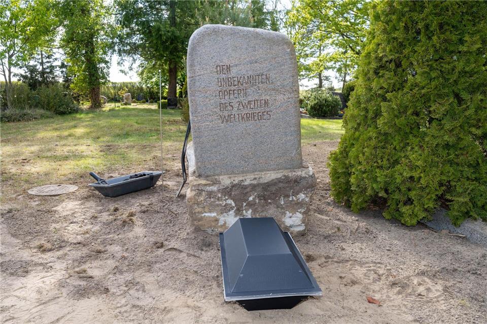 Vor Ort gibt es einen Grabstein der auf Kriegstote hinweist.Stefan Sauer/dpa