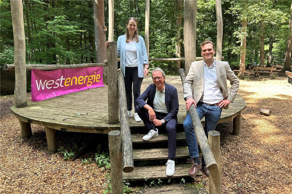 Vor Ort machten sich (v. l.) Katja Prahs (Westenergie-Kommunalmanagerin), Markus Büsken (1. Beigeordneter Gemeinde Raesfeld) und Maximilian Klapsing (Musiklandschaft Westfalen) ein Bild von der familienfreundlichen Location mit gemütlicher Waldbühne und dem unmittelbar angrenzenden Naturspielplatz.