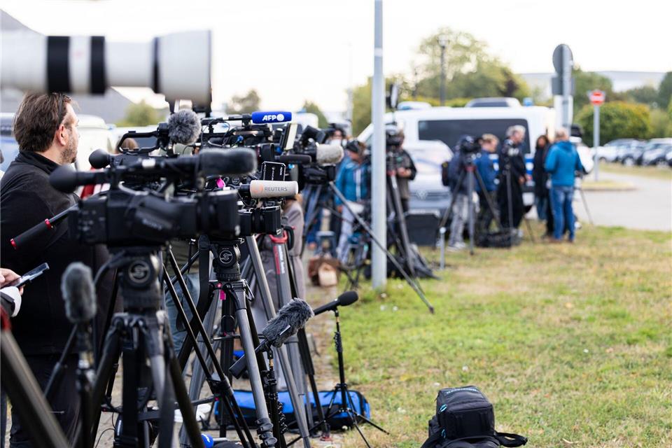 Vor Ort waren viele Medienvertreter.Michael Matthey/dpa