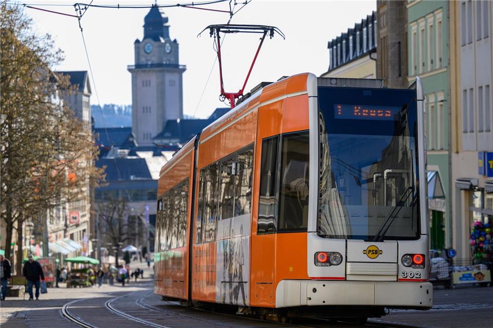 Vor Ort wird oft das Geld knapp für wichtige Dienstleistungen, so etwa für die Verkehrsbetriebe. (Symbolbild)Hendrik Schmidt/dpa