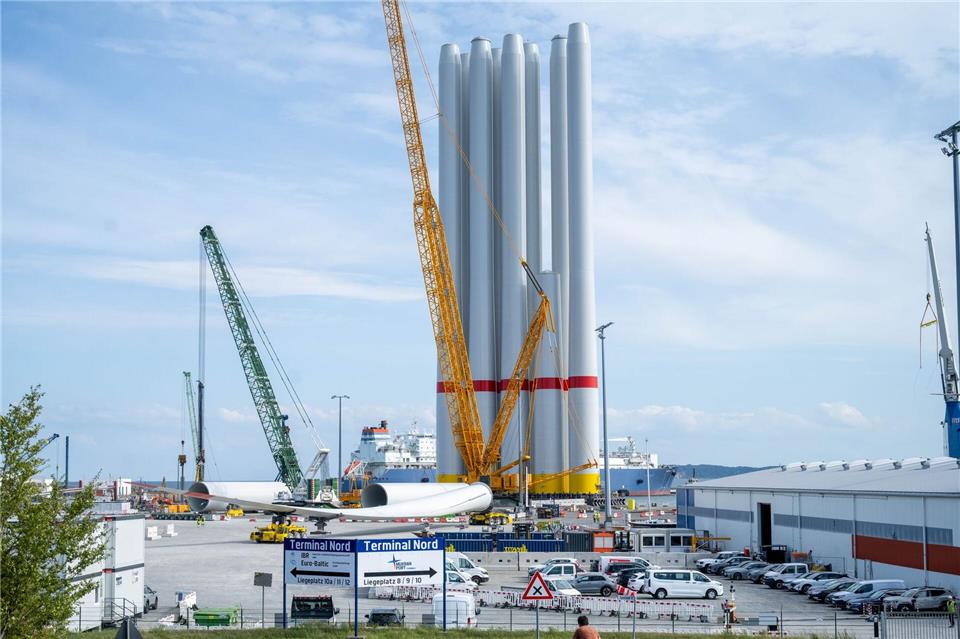 Vor Rügen gibt es mehrere Windparks. Weitere Anlagen werden gebaut.Stefan Sauer/dpa