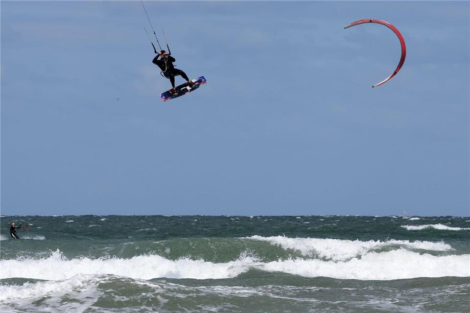 Vor Rügen musste ein Kiter aus dem eiskalten Wasser gerettet werden. (Symbolbild)Bernd Wüstneck/dpa