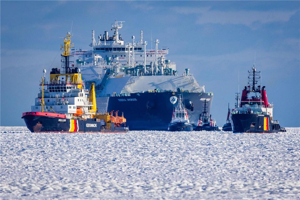 Vor Rügen waren in diesem Winter auch Behördenschiffe aus der Nordsee wegen der Eislage im Einsatz. (Archivbild)Jens Büttner/dpa