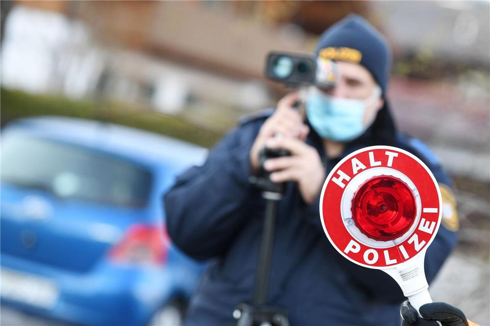 Vor Schulen gibt es regelmäßig Verkehrskontrollen. (Symbolbild) Angelika Warmuth/dpa