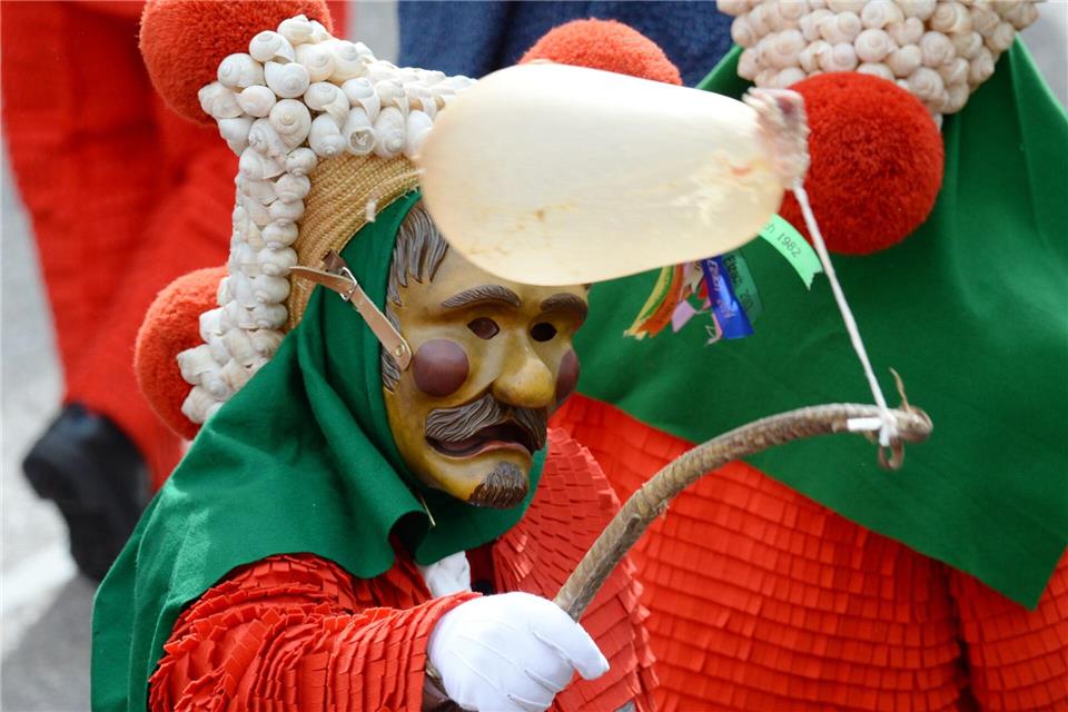 Vor Schweinsblasen ist kein Zuschauer bei Umzügen sicher. (Archivbild)picture alliance / dpa