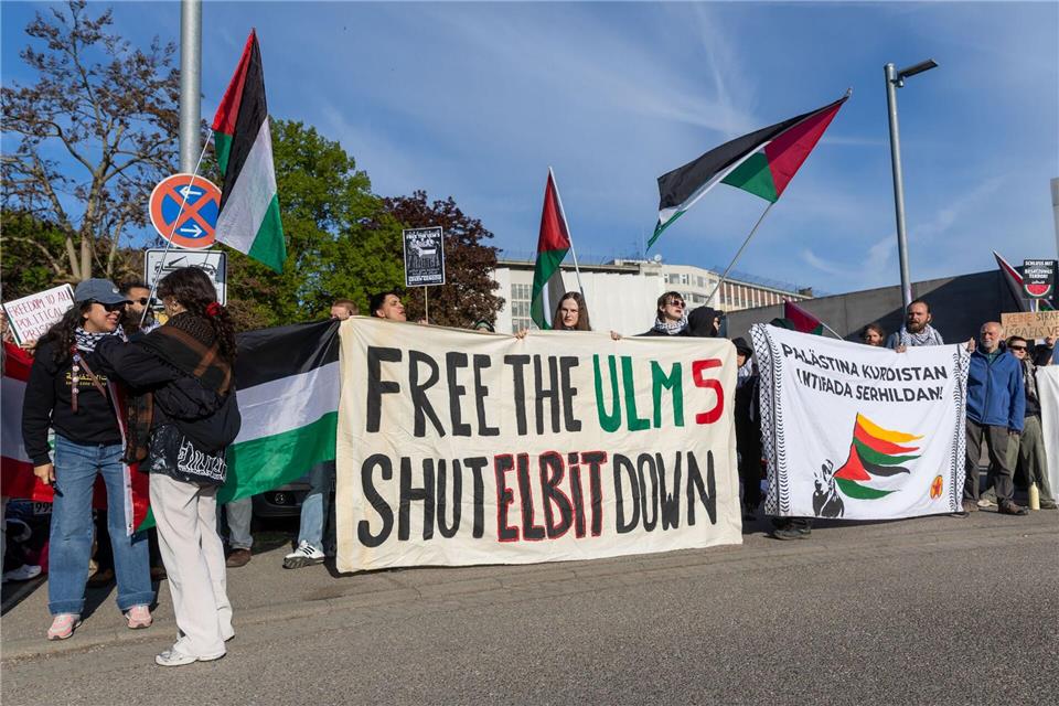 Vor Verhandlungsbeginn demonstrierten Pro-Palästina-Aktivisten vor dem Prozessgebäude.Julian Rettig/dpa