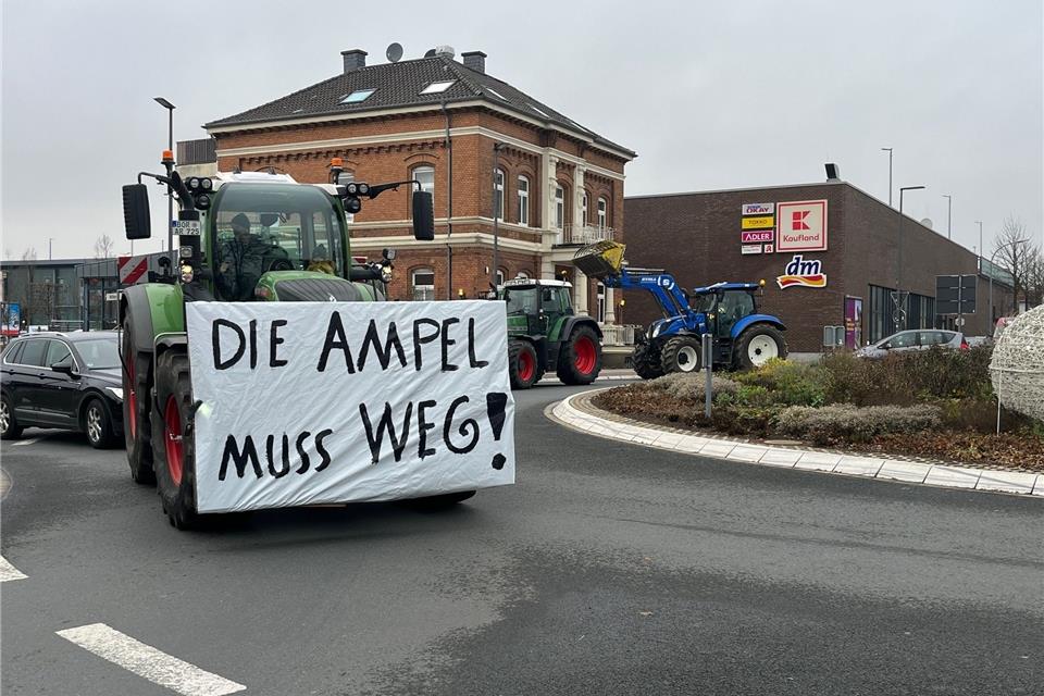 Vor Weihnachten haben heimische Landwirte protestiert. Laut Andre Brösterhaus (kleines Foto) soll es am Montag weitere Proteste von Landwirten auch mit Heidener Beteiligung geben.