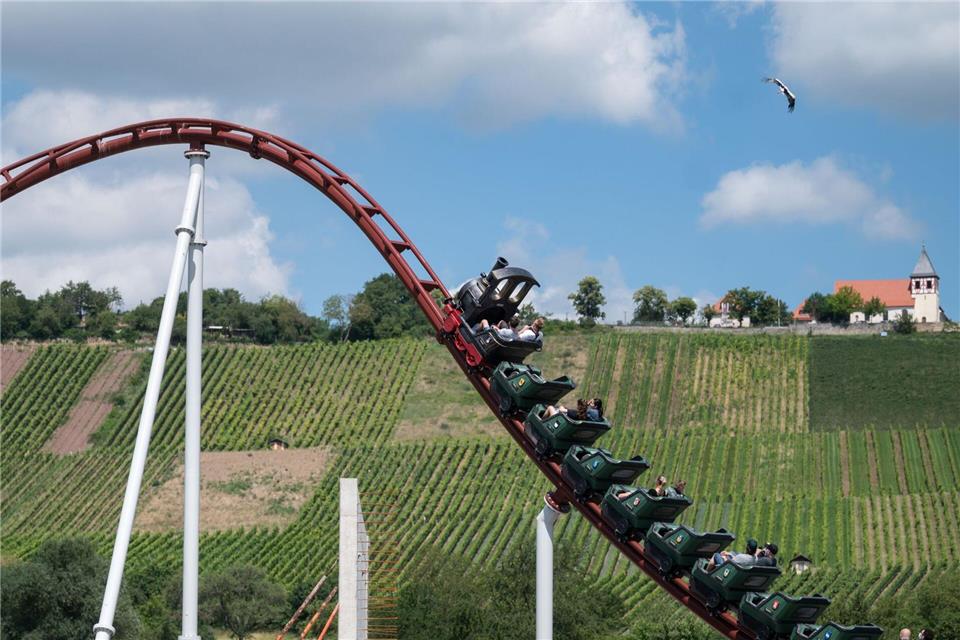 Vor allem Achterbahnen - wie hier in Tripsdrill - zählen zu den Höhepunkten der Freizeitparks. (Archivbild)Marijan Murat/dpa
