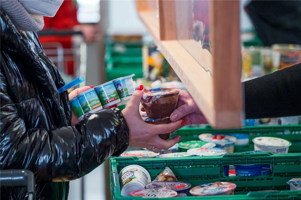 Vor allem Alleinlebende und Alleinerziehende gelten in Bayern als armutsgefährdet. (Symbolbild)Daniel Vogl/dpa