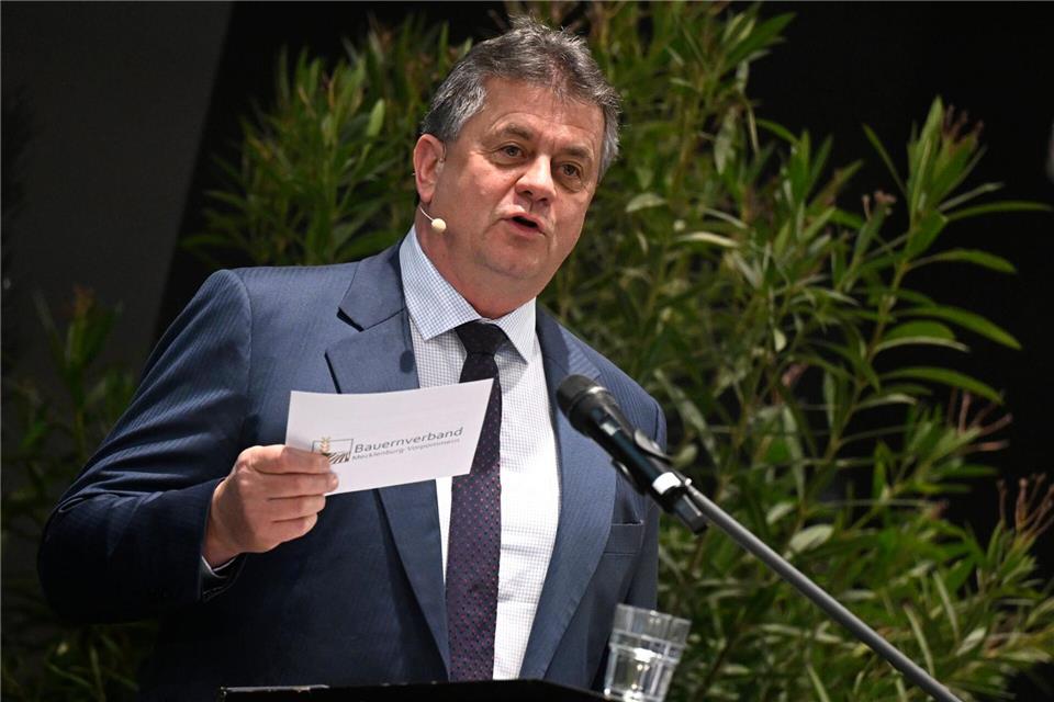 Vor allem Düngemittel seien extrem teuer geworden, sagt MV-Bauernpräsident Trunk. (Archivbild)Philip Dulian/dpa