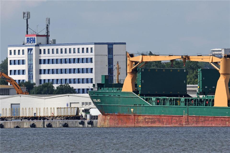 Vor allem Holz und Düngemittel werden über Rostock transportiert. (Archivbild) Bernd Wüstneck/dpa