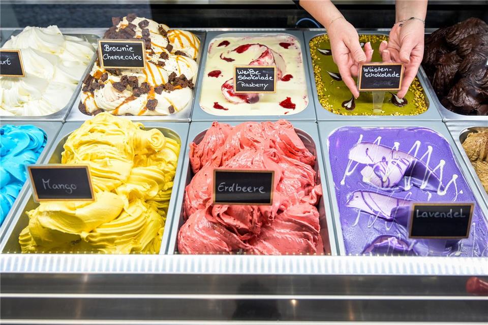 Vor allem Klassiker wie Schokolade und Erdbeere sind in Deutschland gefragt. (Archivbild)Heiko Rebsch/dpa