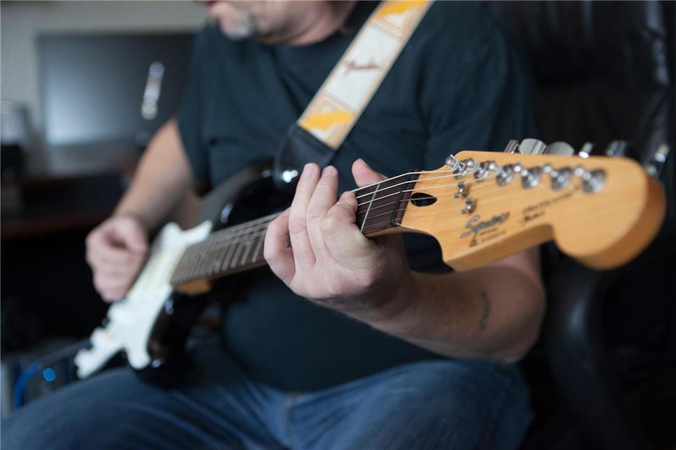 Vor allem Männer integrieren regelmäßig Hobbys in die Arbeitszeit im Home-Office.Silvia Marks/dpa-tmn