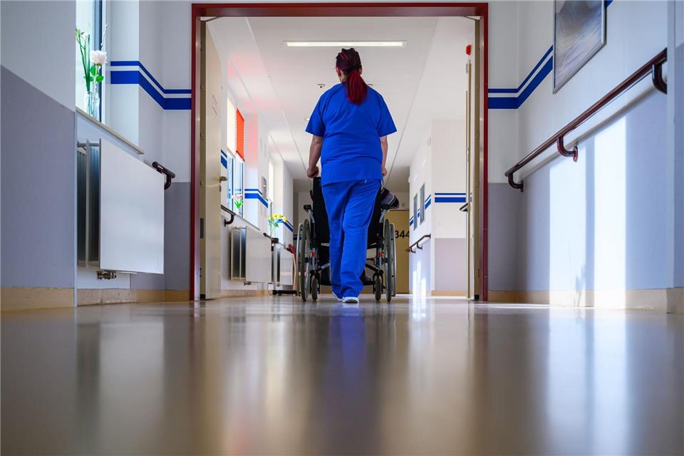 Vor allem älteren Patienten macht die Hitzewelle zu schaffen. (Symbolbild)Hendrik Schmidt/dpa