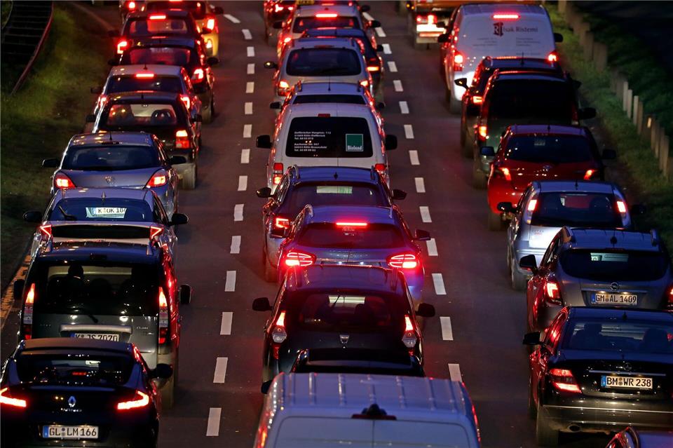 Vor allem am 4. Adventswochenende rechnet der ADAC mit viel Verkehr in den Städten. (Archivbild)Oliver Berg/dpa
