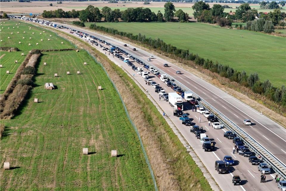Vor allem am Wochenende vor Weihnachten kann es voll werden auf den Autobahnen. (Archivbild)Philipp Neumann/TNN/dpa