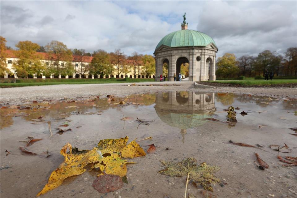Vor allem an den Vormittagen müssen die Menschen mit Regen rechnen. (Symbolbild)Karl-Josef Hildenbrand/dpa