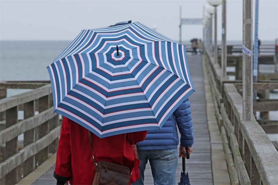 Vor allem an der Küste wird es unfreundlich. (Symbolbild)Bernd Wüstneck/dpa