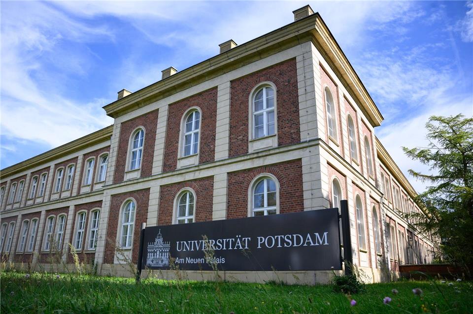 Vor allem an der historischen Bausubstanz am Neuen Palais gibt es an der Universität Potsdam Sanierungsbedarf. (Archivbild)Bernd von Jutrczenka/dpa
