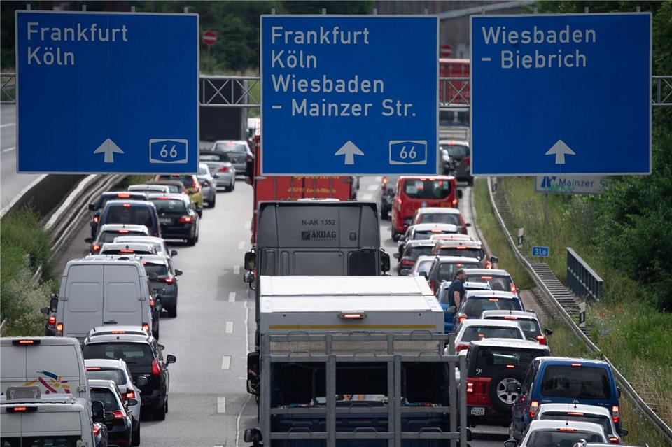 Vor allem auf vielbefahrenen Abschnitten rund um die Ballungsräume und auf den Fernverbindungen ist zum Ferienstart mit mehr Verkehr zu rechnen. (Symbolbild)Sebastian Gollnow/dpa