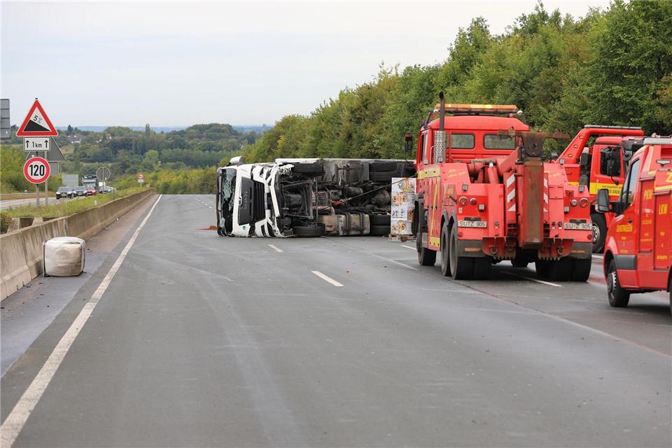 Lastwagen kippt um - Autobahn 3 gesperrt Vor allem ausgelaufener Diesel machte die Bergung für die Einsatzkräfte kompliziert.Sascha Thelen/dpa